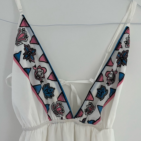 Sabo Skirt - White Backless Dress - Picture 3 of 5